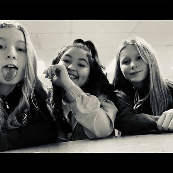 Meet your Posher, Hayleigh - Picture 2 of 4